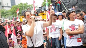 Aksi Melanie Subono di Demo Semen Rembang