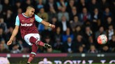 Dimitri Payet (FILES) This file photo taken on April 13, 2016 shows West Ham United's French midfielder Dimitri Payet taking a free kick during the FA cup quarter final replay football match between West Ham United and Manchester United at the Boleyn ground in London on April 13, 2016.
West Ham United playmaker Dimitri Payet has informed the club of his desire to leave and no longer wishes to play for them, manager Slaven Bilic revealed on January 12, 2017. / AFP PHOTO / GLYN KIRK