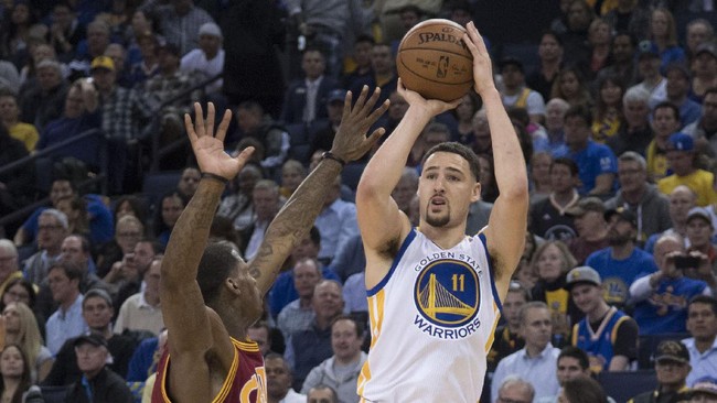 Golden State Warriors mengalahkan juara NBA 2016, Cleveland Cavaliers dengan skor telak 126-91 di Oracle Arena.