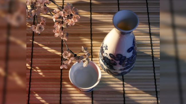 Perfektur Niigata di Pulau Honshu menawarkan pengalaman berendam unik dalam sake, minuman tradisional Jepang.