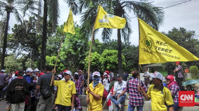 Kader Partai Golkar ikut mengawal sidang Ahok yang digelar di Gedung Kementerian Pertanian. Mereka membawa atribut partai.