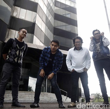 Lirik Lagu Aku Siap - The Rain