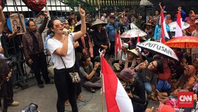 Melanie Subono Aman usai Terjebak Kericuhan di LBH Jakarta