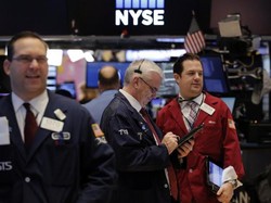 Corona Bikin Khawatir Lagi, Wall Street Ditutup Melemah