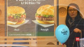 Tunawisma Roma Bersuka Ria Cicipi Burger McDonalds
