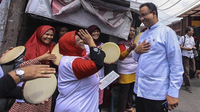 Anies menilai program lapangan kerja menyasar langsung ke rumah tangga dan manfaatnya lebih besar dan jangka panjang.
