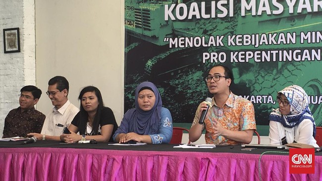 Koalisi Masyarakat Sipil Pengawal Konstitusi menyatakan dua Peraturan Menteri ESDM menyalahi pasal 102, 103, dan 170 Undang-Undang (UU) Nomor 4 Tahun 2009.