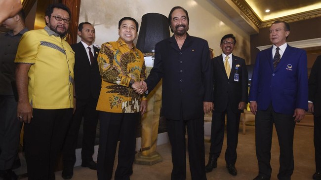 Ketua Umum NasDem Surya Paloh berharap Setya Novanto berani menghadapi perkara korupsi pengadaan KTP elektronik di mana ia ditetapkan sebagai tersangka. 
