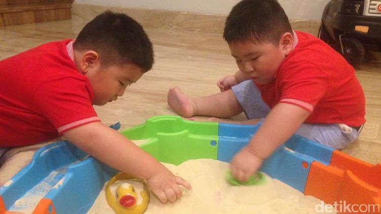 Supaya anak nggak pelit dan mau meminjamkan mainan ke saudaranya, gimana ya caranya?