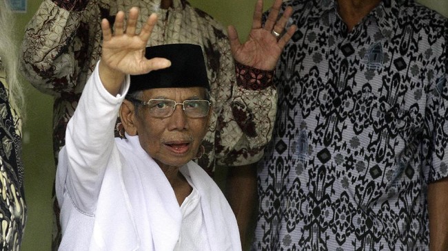Hasyim menjalani perawatan intensif di rumah sakit sejak awal tahun 2017. Belakangan, ia berkeras pulang ke rumah meski belum pulih seratus persen.