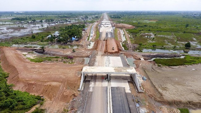 Jalan tol Palembang - Indralaya pintu pertama sudah bisa dilalui kendaraan saat mudik lebaran mendatang.