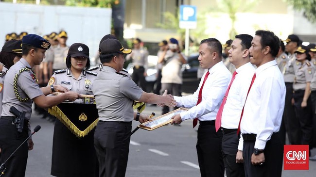 Mereka terdiri dari 18 perwira menengah, 20 perwira utama dan 49 bintara yang berasal dari Ditkrimum Polda Metro Jaya, Polres Jaktim dan Polres Depok.