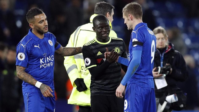 Ketika melihat N'Golo Kante, Claudio Ranieri langsung memegang kepala gelandang bertahan 25 tahun tersebut dan memitingnya menggunakan tangan kanan.