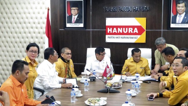Hanura menyerahkan susunan kepengurusan partai kepada Menteri HUkum dan HAM Yasonna Laoly. 