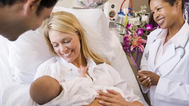 Ada tiga pratik penting bagi ibu dalam memberi ASI pada bayi secara optimal. Salah satunya adalah Inisiasi Menyusui Dini (Dini) untuk cegah kematian dini bayi.