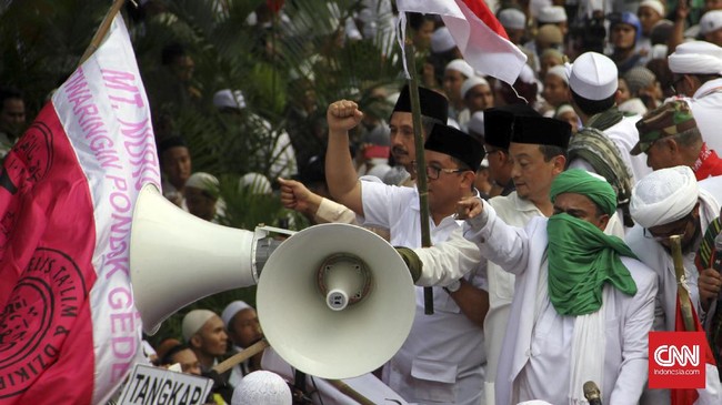 Menteri Tjahjo Kumolo meminta polisi menyelidiki sampai tuntas skandal Bendera Merah Putih bertuliskan huruf Arab. 