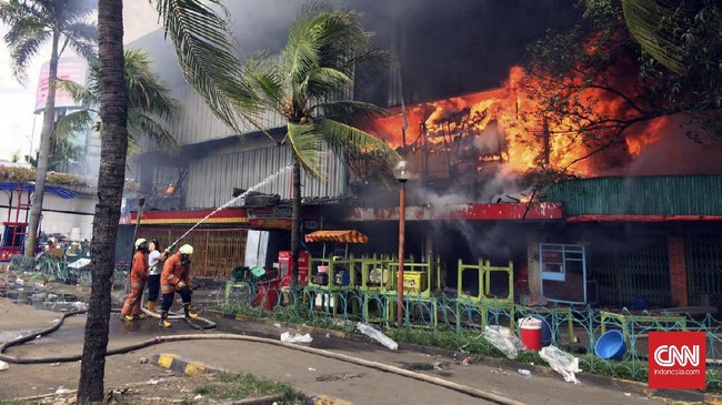 Petugas damkar mengerahkan 56 unit mobil pemadam kebakaran ke Pasar Senen. Selama lebih dari enam jam, api yang melahap ribuan kios berusaha dipadamkan.