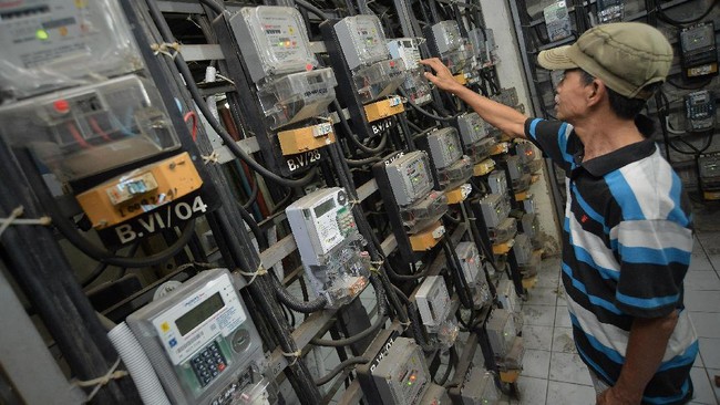 Ekonom menilai rencana kenaikan tarif listrik bertentangan dengan arahan Jokowi agar pemerintahannya memiliki sense of crisis terhadap kesulitan rakyat.