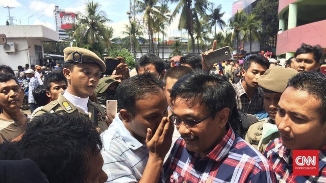 Djarot membandingkan sikap Sandiaga hari ini yang mangkir dari panggilan Polda dengan sikap Ahok saat terjerat kasus dugaan penistaan agama.