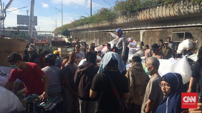 Seorang pedagang pakaian di Pasar Senen kehilangan enam toko di lokasi kebakaran. Dia mengklaim mengalami kerugian miliaran rupiah.