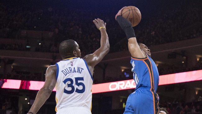 Hingga tahun lalu, selama delapan musim Kevin Durant adalah pahlawan Oklahoma City Thunder. Kemarin, Durant pahlawan bagi Warriors kala tekuk Thunder.