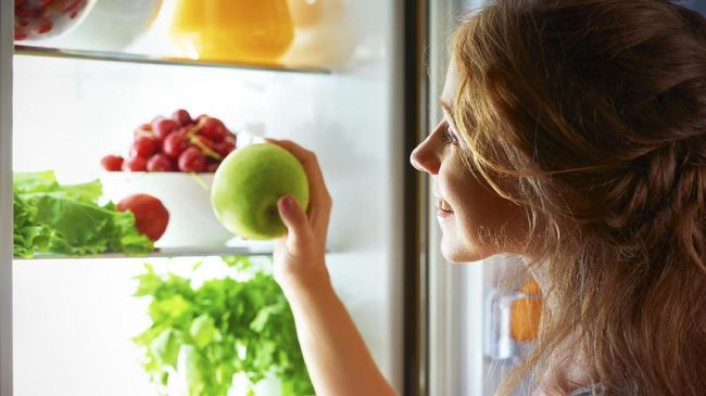 Jika tak disimpan dengan tepat, buah dan sayur akan cepat busuk, sekalipun disimpan dalam kulkas. Kenali cara penyimpanan yang paling tepat.