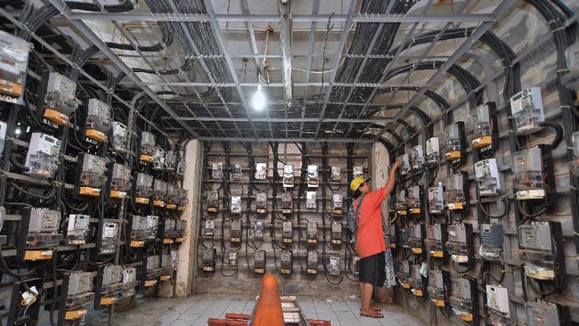 Warga memeriksa meteran listrik prabayar di Rumah Susun Benhil, Jakarta, Kamis (19/1). Dirjen Ketenaglistrikan Kementerian ESDM menyatakan tarif listrik daya 900 VA non-subsidi per KWh akan naik 32 persen dalam tiga tahap, yaitu pada bulan Januari-Maret-Mei, hal tersebut untuk mengantisipasi dampak inflasi jika tarifnya naik dalam satu waktu. ANTARA FOTO/Yudhi Mahatma/aww/17.