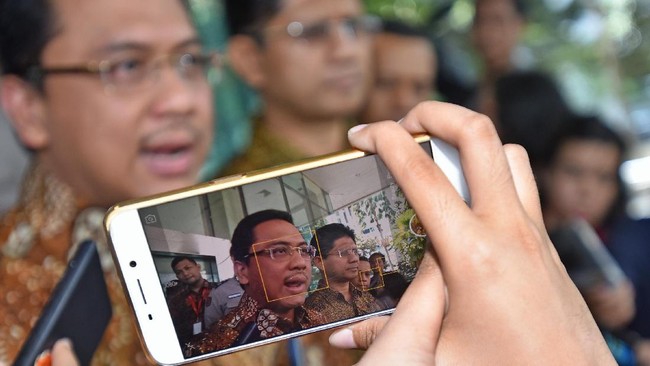 Anggota I BPK Agung Firman Sampurna meninggalkan Gedung KPK usai memeriksa laporan keuangan KPK tahun 2016 di Jakarta, Jumat (20/1). ANTARA FOTO/Wahyu Putro A