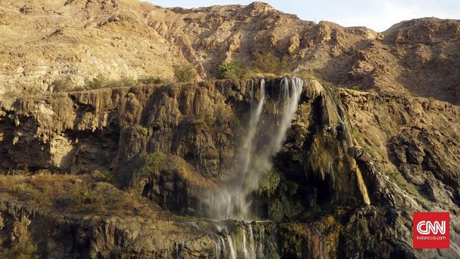 Sekitar 80 persen kawasan Yordania merupakan gurun pasir. Tapi ternyata, ada tiga air terjun di salah satu kawasan hijau yang juga berudara sejuk.