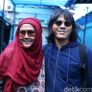 Selamat, Duda Mendiang Ria Irawan Resmi Nikahi Wanita Bule