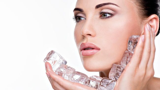Tak perlu mengeluarkan uang banyak, perawatan wajah sebenarnya bisa disiasati dengan menjadikan air mineral sebagai semprotan supaya kulit lembap dan segar.