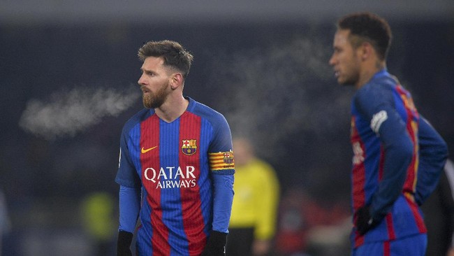 Asier Illaramendi dan para pendukung Real Sociedad mempertanyakan keputusan wasit yang tidak memberikan kartu kuning kedua untuk Lionel Messi.