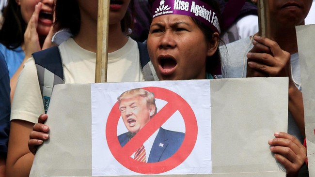 Kelompok yang terdiri atas banyak demonstran bentrokan dengan polisi jelang pelantikan Trump. Sementara sang Presiden terpilih sudah tiba di Capitol.