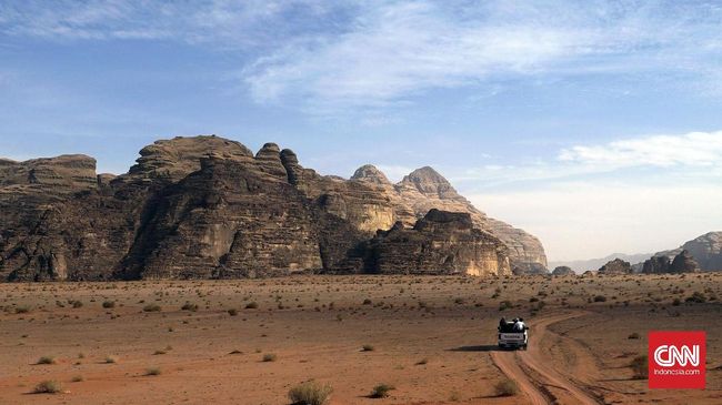 Pemandangan Gurun Pasir Wadi Rum di Yordania hampir sama dengan Planet Mars dalam film, pasirnya coklat oranye dengan bukit bebatuan.
