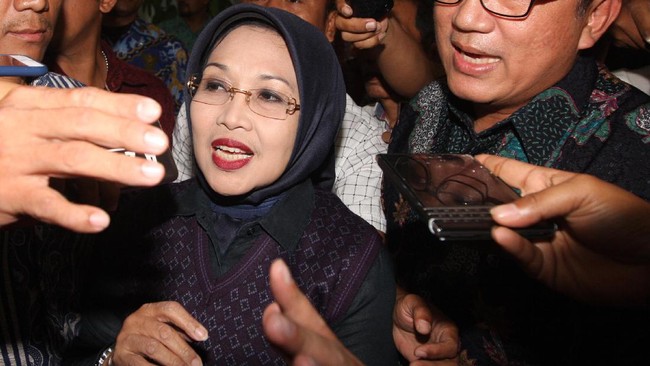 Polisi mengabaikan Peraturan Kapolri soal penundaan kasus calon kepala daerah agar tidak ada kesan politisasi dan kriminalisasi.
