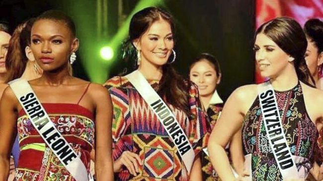 Mengikuti sebuah acara mode dalam masa karantina, kontestan Miss Universe dari Indonesia, Kezia Warouw dapat gelar senyum terindah.
