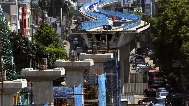 Pemerintah mengalihkan jalur lalu lintas sekitar kawasan Fatmawati terkait percepatan pembangunan koridor dan stasiun MRT yang ditargetkan Agustus 2017.