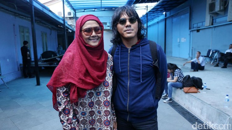 Kondisi Ria Irawan menurun karena kanker kelenjar getah bening yang dialaminya menyebar. Dukungan serta doa senantiasa diberi sang suami, Mayky Wongkar.