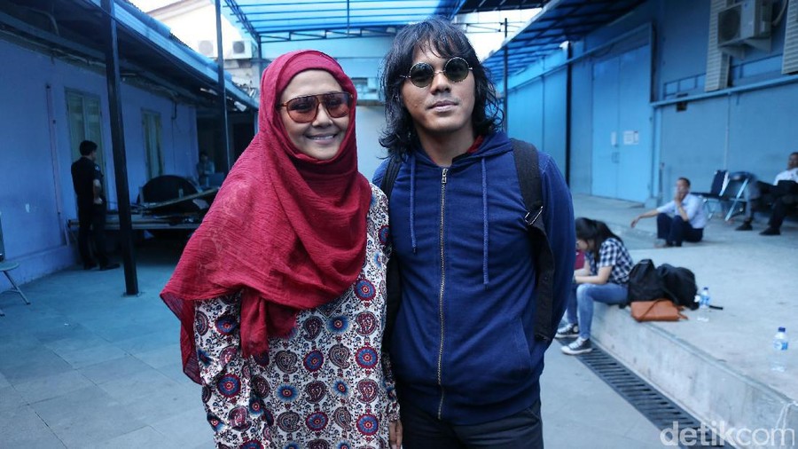 Doa Tiada Henti Suami untuk Ria Irawan yang Kondisinya Menurun