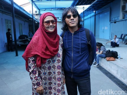Doa Tiada Henti Suami untuk Ria Irawan yang Kondisinya Menurun
