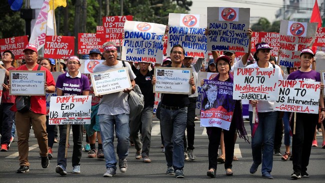 Tak hanya di negaranya sendiri, pelantikan Donald Trump sebagai presiden AS diprotes oleh ratusan warga Filipina.