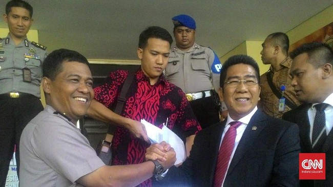 Anggota DPR, Henry Yosodiningrat, menyampaikan kepada pimpinan kepolisian agar mempercepat proses penangkapan dan penahanan Rizieq Shihab.