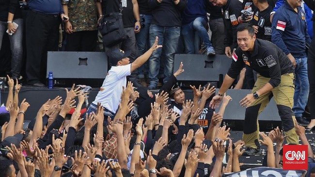 AHY yang datang didampingi sang istri, Annisa Pohan, tampak terharu. Ucapan terima kasih keluar dari mulut putra sulung Susilo Bambang Yudhoyono itu.