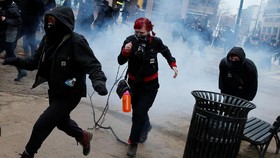Demo Anti-Trump Rusuh, Polisi Gunakan Semprotan Merica