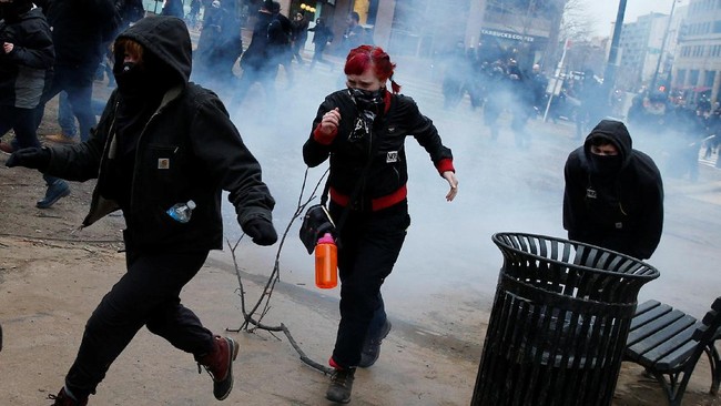Para pendemo dan polisi terlibat bentrokan di 12th street. Jalan ini hanya berjarak beberapa blok dari lokasi parade inaugurasi Presiden Donald Trump.