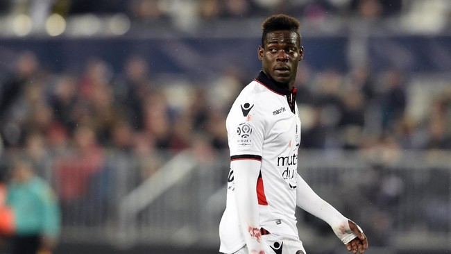 Striker Nice Mario Balotelli menganggap teriakan fan Bastia yang menirukan suara kera merupakan pelecehan berbau rasialis terhadapnya.