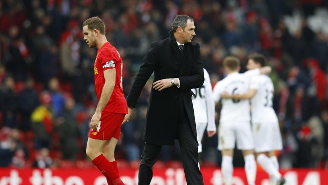 Rekor tak terkalahkan Liverpool di Anfield musim ini tercoreng dari tim semenjana, Swansea City. The Reds takluk 2-3 di depan publik sendiri, Sabtu (21/1).