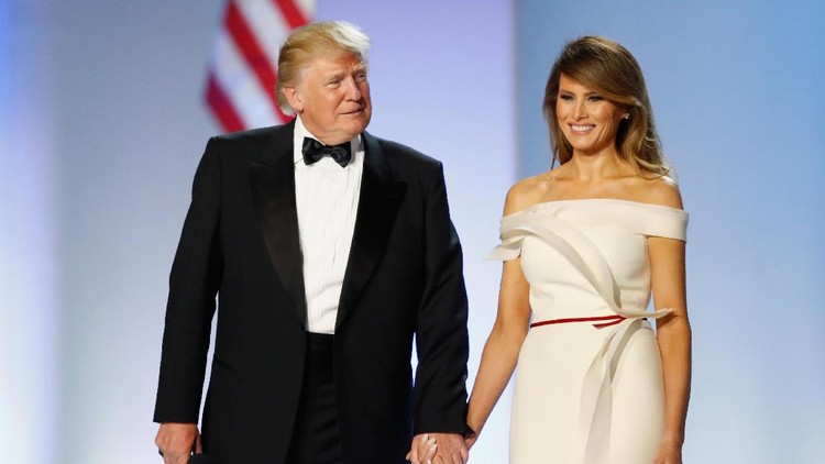 WASHINGTON, DC - JANUARY 20:  President Donald Trump and first lady Melania Trump arrive at the Freedom Inaugural Ball at the Washington Convention Center January 20, 2017 in Washington, D.C.  President Trump was sworn today as the 45th U.S. President.  (Photo by Aaron P. Bernstein/Getty Images)