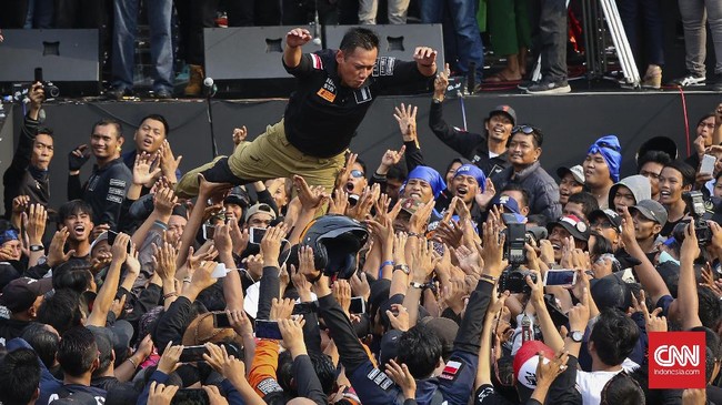 Pengamat politik tak yakin dukungan partai politik akan berpengaruh besar pada putaran kedua. Karena Pilkada menjadi ajang memilih figur, bukan partai.