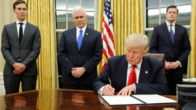Setelah dilantik, Trump langsung menghabiskan akhir pekannya dengan menyetujui sejumlah kebijakan baru, menghapus peninggalan Obama.